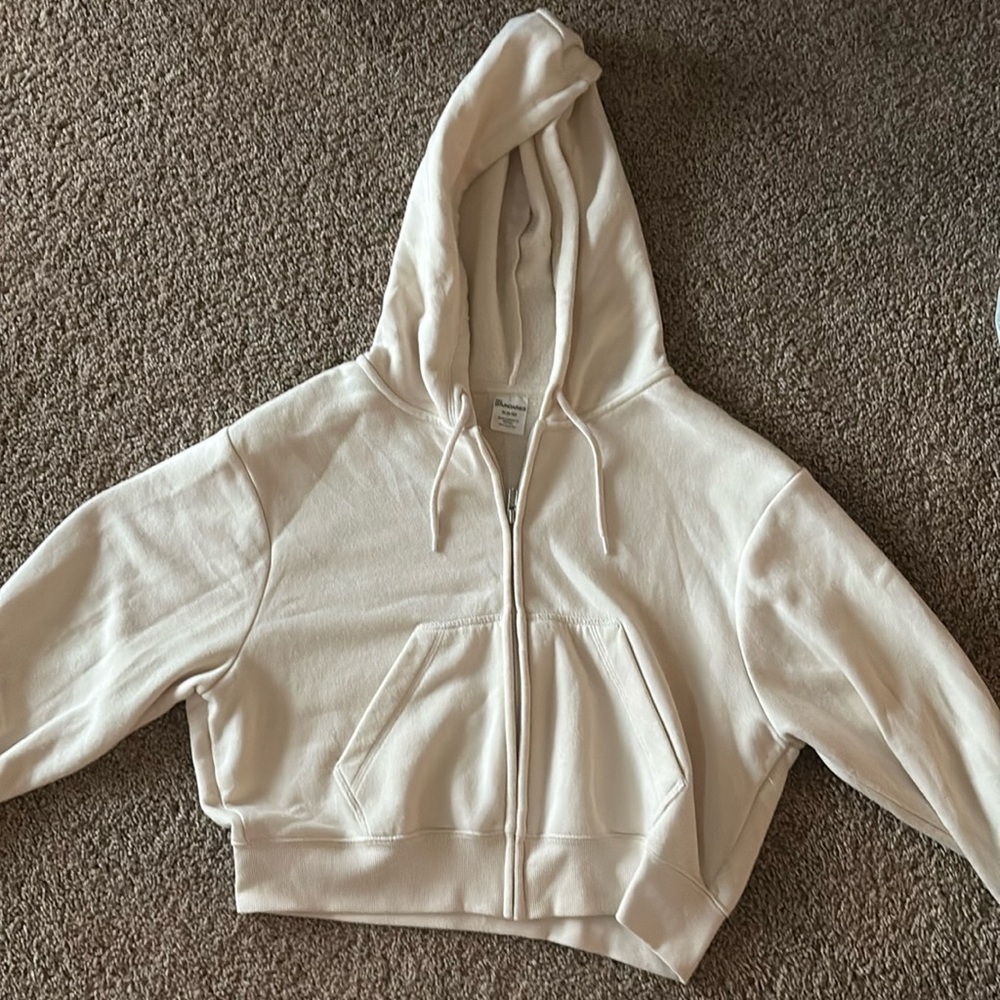 No boundaries brand, medium women’s hoodie with a zipper sizes 8-10 medium